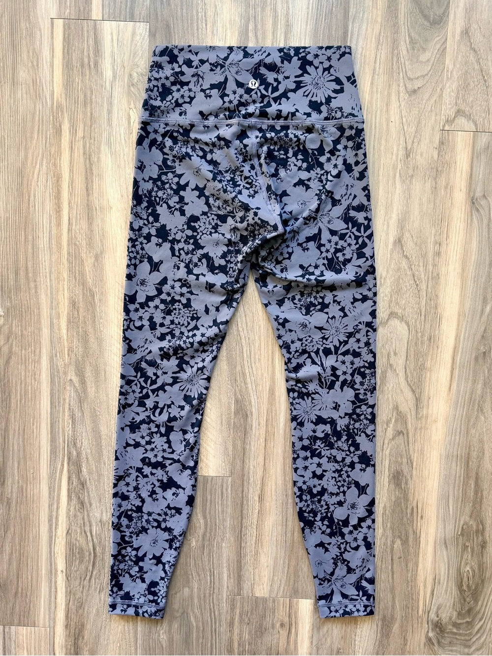 Lululemon Black & Gray Floral Leggings Size 8 - Picture 4 of 6